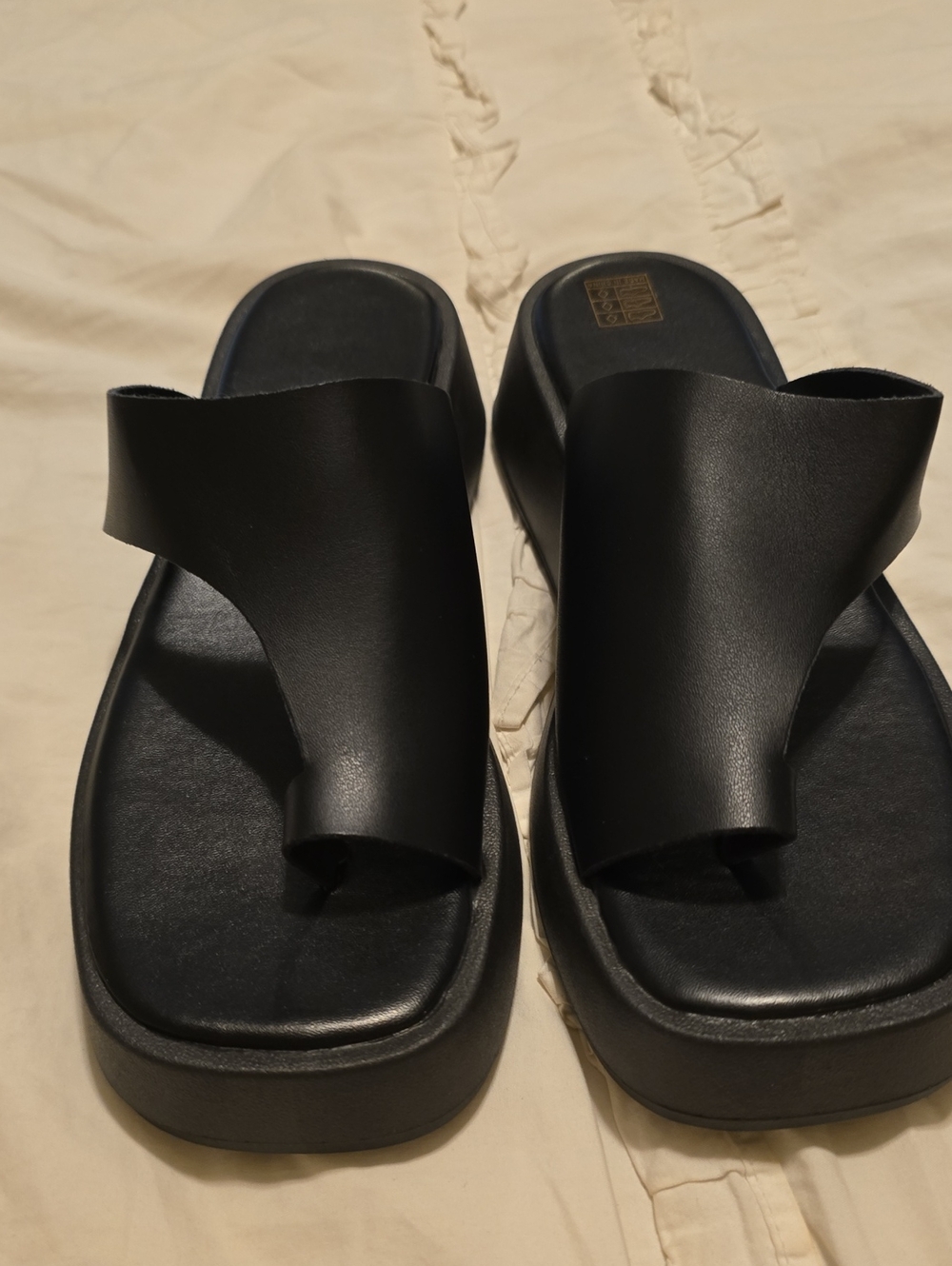 Womens Black Minimalist Toe-Loop Slide Sandals Leather Size 7.5. NWOT